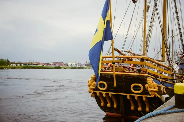 Lado de la reconstrucción de un viejo galeón — Foto de Stock