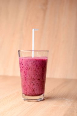 Taze böğürtlenli yabanmersini püresi.