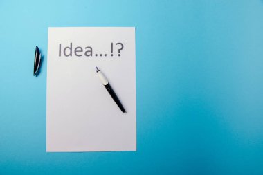 Beyaz kağıt üzerinde fikir kelime