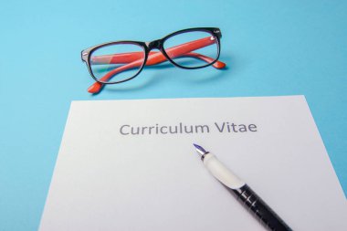 Boş bir beyaz kağıda yazılı özgeçmiş