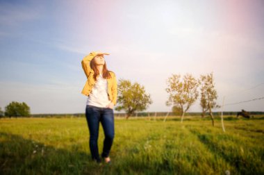 Mutlu genç kız güneşli bahar gününün tadını çıkarıyor.