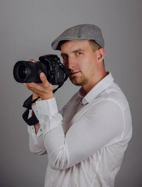 Young man using a professional camera — Stock Photo, Image