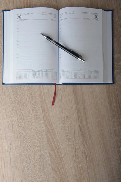 Notizbuch auf dem Schreibtisch — Stockfoto