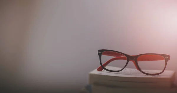 Libro y anteojos —  Fotos de Stock