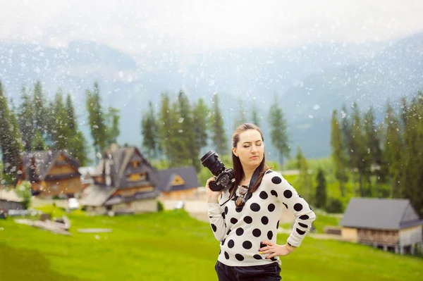 Žena fotograf fotí v horských — Stock fotografie