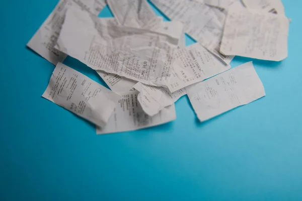 Pile de reçus d'achats sur fond bleu — Photo