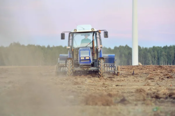 Trekker in het veld tijdens het graan zaaien — Stockfoto