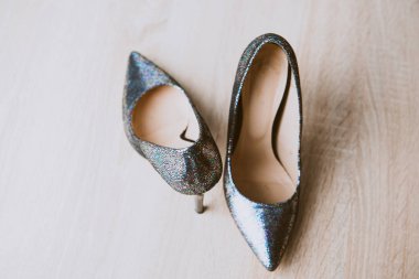 Siyah yüksek topuk kadın ayakkabı masada izole