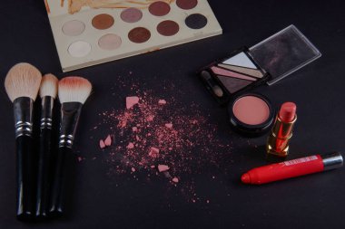 siyah arka plan üzerine fırça ile izole makyaj toz