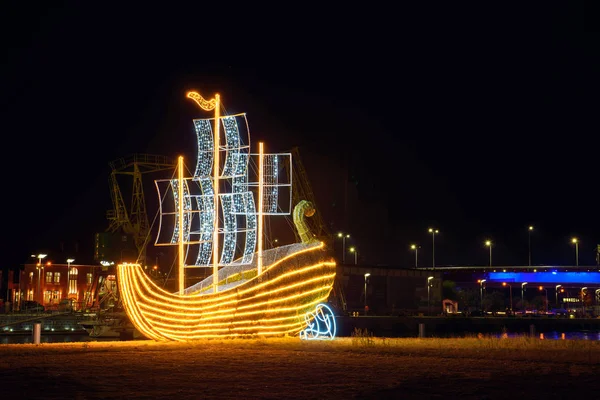 Освещённый соломенный корабль, расположенный в городе — стоковое фото