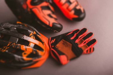 kask, eldiven ve su şişe - Bisiklet aksesuarları