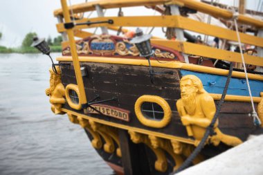 Eski bir galonun yeniden yapılandırılmasının yanı.