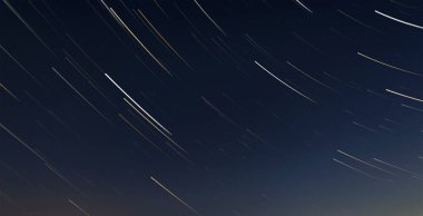 Yıldızlı gökyüzünün altında gökyüzünde startrails