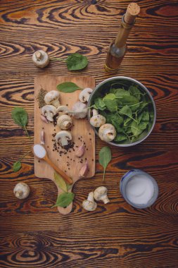 Tahta tahtada taze mantar ve sarımsak