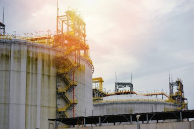 Petrokimya tesisi, petrol ve gaz yakıtı için büyük endüstriyel tanklar