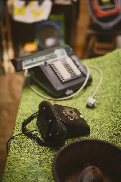 Starý Černý otočný telefon na stole — Stock fotografie