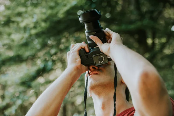 Fotograf fotografovat divokou zvěř, muž s fotoaparátem a trojnožem — Stock fotografie