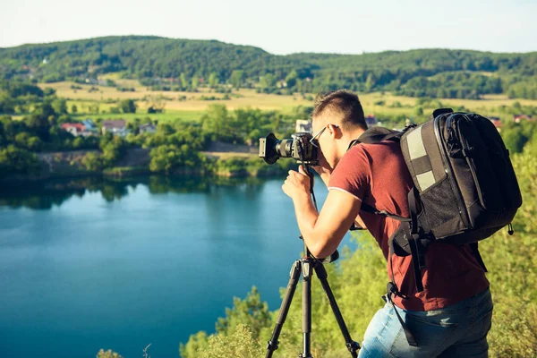 Photographer taking photo of wildlife, man with camera and tripod — Stock Photo, Image