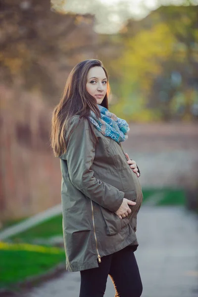 Porträt einer schönen Frau im blühenden Park — Stockfoto