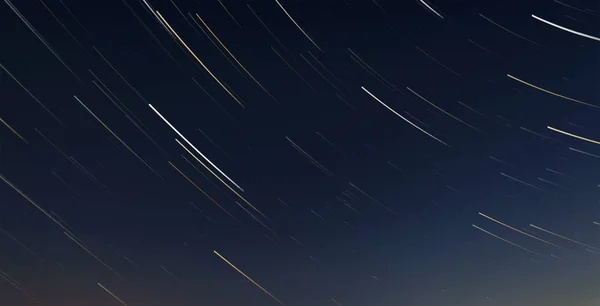 Yıldızlı gökyüzünün altında gökyüzünde startrails — Stok fotoğraf