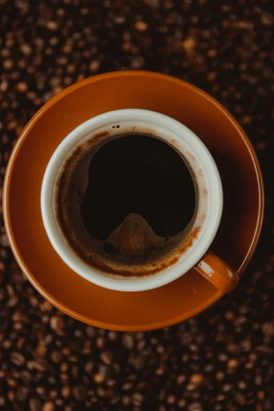 Kaffe kopp och bönor bakgrund — Stockfoto