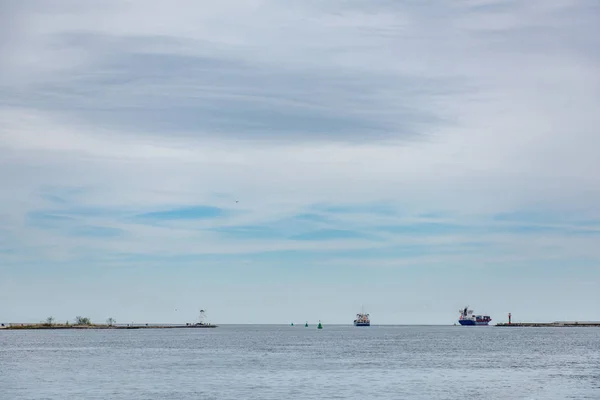 Um enorme ferry sai para o mar — Fotografia de Stock