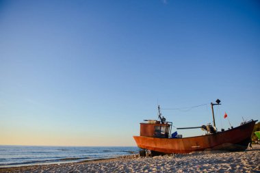 gündoğumu zaman balıkçı tekneleri sahilde