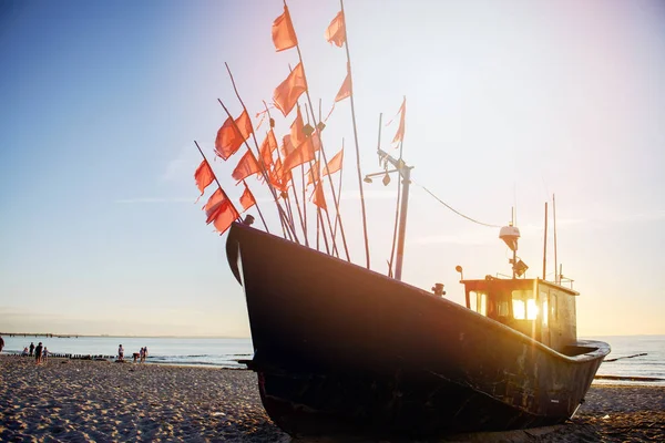 Rybářské lodě v době východu slunce na pláži — Stock fotografie