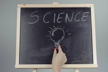 Bilim yazma, kimya öğeleri üzerinde karanlık ch çizim bir öğretmen