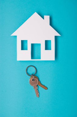 Gümüş anahtar ile ev şekil