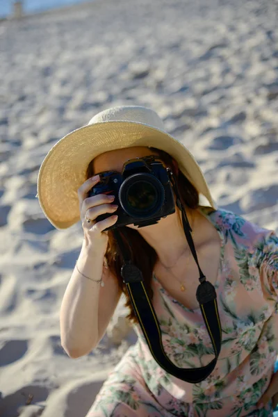 在海滩上的专业女摄影师 — 图库照片