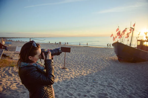 Femme photographe professionnelle sur la plage — Photo