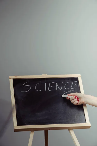 Вчитель, який пише науку, малює елементи хімії на темній ч — стокове фото