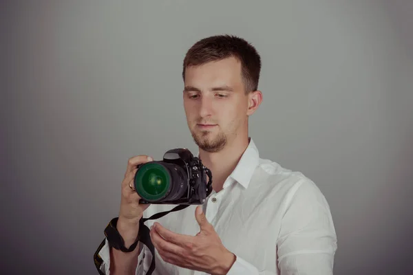 Νεαρός που χρησιμοποιεί επαγγελματική κάμερα — Φωτογραφία Αρχείου