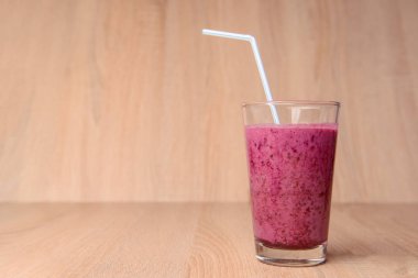 Taze böğürtlenli yabanmersini püresi.