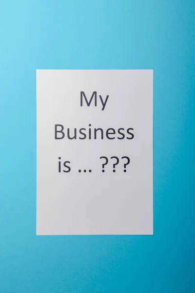 Mot d'affaires avec document d'affaires papier sur fond bleu — Photo