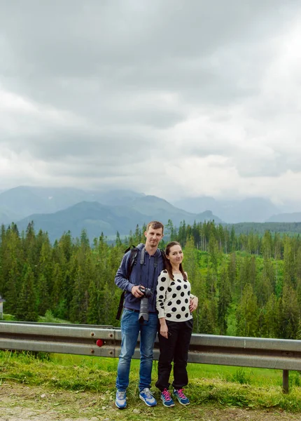 Turister par i fjällen — Stockfoto