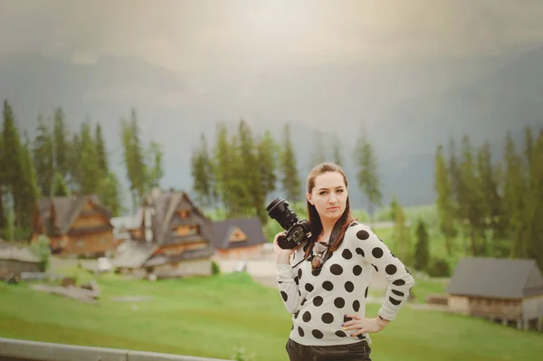 女摄影师拍照在山 — 图库照片