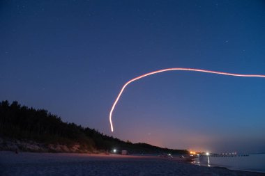 Miedzyzdroje plajda güzel gün batımında Baltık denizi. Polonya baltık sahili. Turist arasında ünlü şehir.