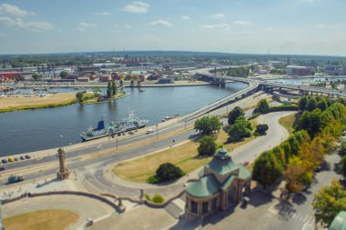 Szczecin - Odra nehri ile Panorama görünümü. Paris benzer mimari düzeni ile Szczecin tarihi şehir. Chrobry Dolgu alanı