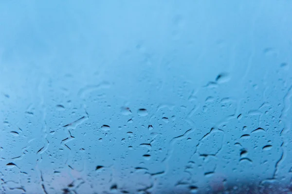 Gocce di pioggia sulla finestra al crepuscolo — Foto Stock