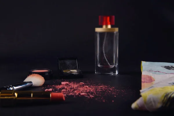 Izolované make-up prášek s kartáčem na černém pozadí — Stock fotografie
