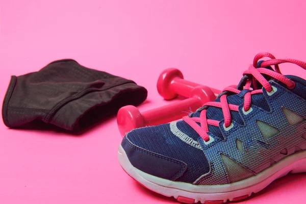 Pink dumbbells and black t-shirt on pink background — Stock Photo, Image