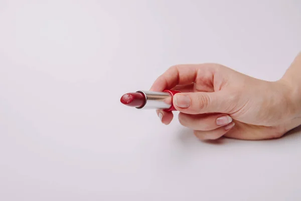 Rossetto rosso tenuto in mano femminile, copyspace — Foto Stock