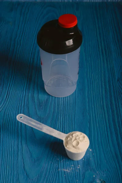 Suplemento proteico en polvo en cuchara de plástico — Foto de Stock
