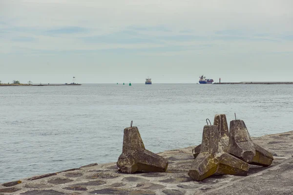 Os navios de transporte partem do porto para o mar Báltico aberto — Fotografia de Stock