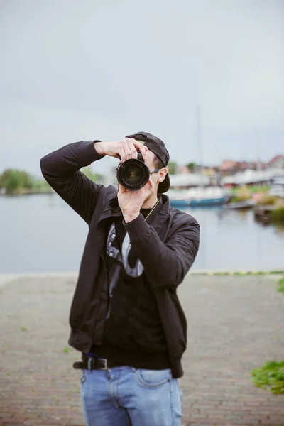 Fotografens pojkvän tar ett foto — Stockfoto