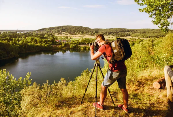 Photographer's boyfriend takes a photo of landscape — Stock Photo, Image