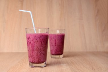 Taze böğürtlenli yabanmersini püresi.