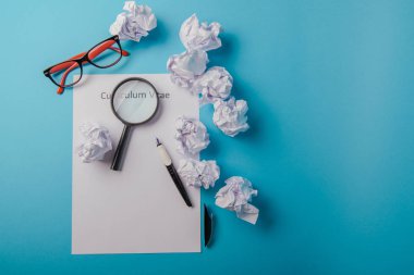 Boş bir beyaz kağıda yazılı özgeçmiş